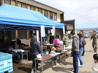 <p>　海鮮炭火焼きやワカメの掴み取り、海老の味噌汁の無料サービスなど催しが行われ、大いに賑わいました。</p>