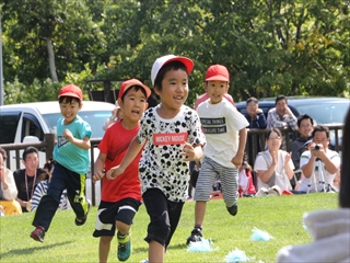 <p>天候にも恵まれ、会場となった保育園園庭には多くの保護者や地域の皆さんが訪れ、徒競走や遊戯など一生懸命になって競技を行う園児に声援をおくりました。</p>