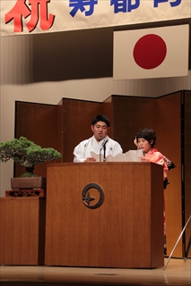 <p>参加者はお互いに、またお世話になった保護者や恩師を喜びあった他、将来へ向けての誓いや抱負を語り、人生の新たな一歩を踏み出す機会となりました。</p>