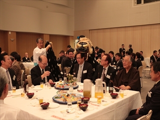 <p>1月4日(木)に寿都漁港市場で行われたで初競りでは、初競り式で市場の安全んを祈願した後に競りが行われ、威勢の良い掛け合いが響きました。
同日に総合文化センターで新年交礼会が開催され、74名が参加し新年をお祝いしました。
1月5日(金)には寿都消防団出初式が総合文化センターで開催され、岩内・寿都地方消防寿都支署の職員と町内の消防団員が集まり、士気高揚が図られました。</p>