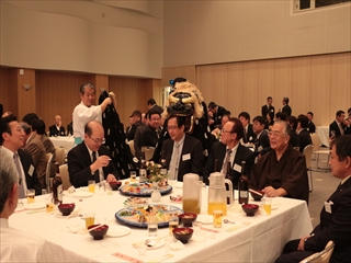 <p>１月４日（木）に寿都漁港市場で行われたで初競りでは、初競り式で市場の安全んを祈願した後に競りが行われ、威勢の良い掛け合いが響きました。
同日に総合文化センターで新年交礼会が開催され、７４名が参加し新年をお祝いしました。
１月５日（金）には寿都消防団出初式が総合文化センターで開催され、岩内・寿都地方消防寿都支署の職員と町内の消防団員が集まり、士気高揚が図られました。</p>