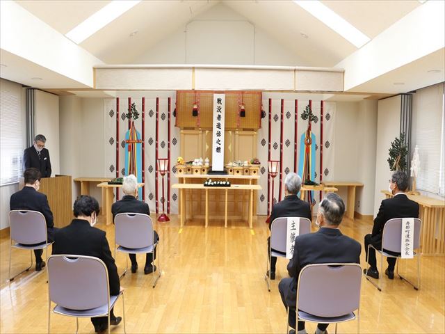 <p>参列者一人ひとりが献花を行い、哀悼の意を表すとともに恒久平和に対する誓いを新たにしました。</p>