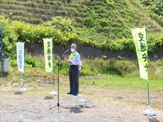 <p> この時期は、観光やレジャーなどでの交通量の増加に伴い、交通事故の多発が懸念されることから、通行するドライバーに安全運転の啓発とともに、地域住民一人ひとりの交通安全意識の高揚を図ることを目的として実施されました。</p>