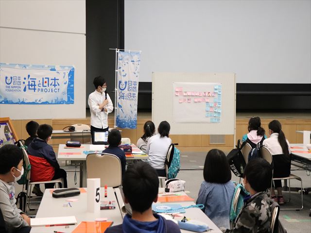 <p> カクジュウ佐藤家と橋本家で鰊漁の仕組みを学び、施肥施設で寿都町の海の現状などを学びました。
昼食にて、ダイマル大谷会館監修「寿都の海ごはん」をいただきました。
その後、寿都町の海の魅力を発信するデザインを皆で考えました。選ばれたデザインは、日本手ぬぐいとしてふるさと納税の返礼品となります。
</p>