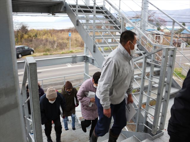 <p>　地震・津波災害に関する備えや避難行動などについて学習した後、避難困難区域の解消を図るため樽岸生涯学習研修会館に設置した避難階段を使い、避難行動の確認などを行いました。</p>