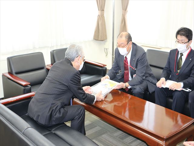 <p> 町内郵便局局長が役場を訪れ、町長へ手渡されました。
寄贈いただいたオリジナルフレーム切手は、疫病退散の願いを込めて役場庁舎内に設置しています。</p>