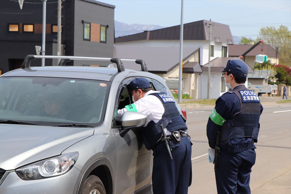 <p> 地域の力で犯罪や事故のない安心・安全なまちづくりを目指すことを目的に5月11日から20日までの10日間「春の地域安全運動」が実施されました。
5月11日、運動の実施にあわせ寿都警察署で出動式が行われ、寿都警察署森林史朗署長から、交通安全指導や特殊詐欺防止の啓発をより一層努めていく旨の挨拶が述べられました。
警察署前の国道を通過する車への啓発チラシの配布、警察車両と青色回転灯装備車両による町内のパトロールが実施され、防犯と交通安全を啓発しました。</p>