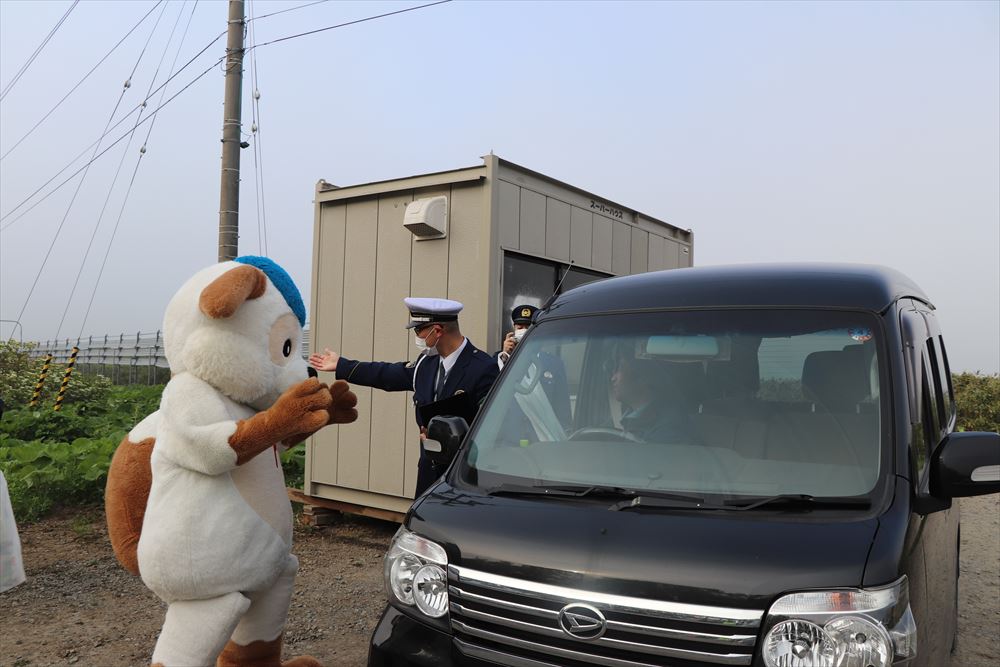 <p> 5月21日、寿都警察署員及び寿都町・黒松内町・島牧村の3町村の役場職員が月越地区タケノコ園付近で遭難防止の呼びかけや啓発グッズの配布を行いました。
例年、この時期は山菜取りに多くの方々が入山し、遭難する事故が発生しています。
万が一遭難した場合、寿都町・黒松内町・島牧村では、捜索費用の一部を本人もしくは家族に請求する場合がありますので、慣れた場所でも夢中になり過ぎないよう注意し、安全に山菜採りを楽しみましょう。</p>