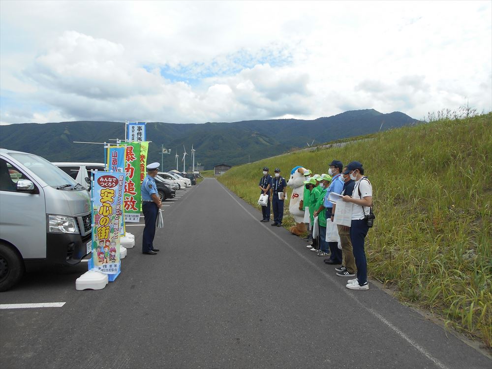 <p>寿都警察署員及び小樽海上保安部職員、湯別町内会の皆さんが浜中海岸付近で、水難事故防止の呼びかけや啓発グッズの配布を行いました。例年、この時期は海や川での水難事故が多発しています。海や川は、急に水深が深くなる場所や流れが早くなる場所があり危険なため、レジャーなどの際はライフジャケットを着用するなどして事故が起こらないようにしましょう。</p>