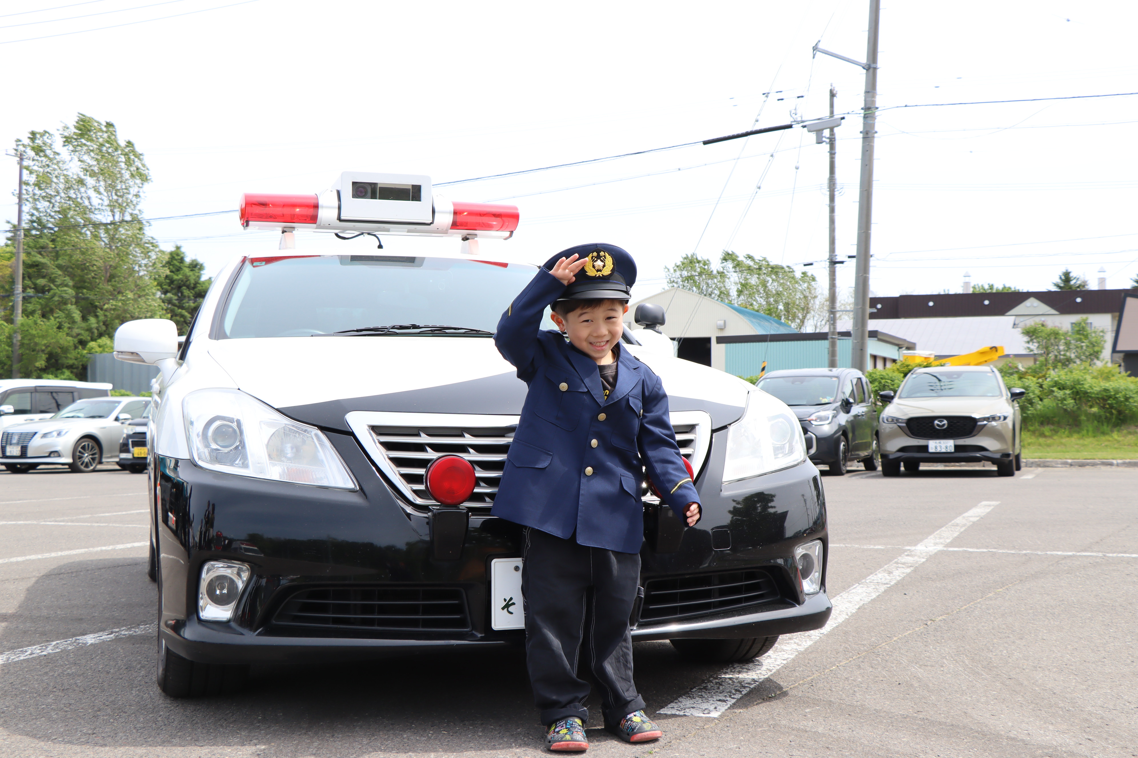 <p>　５月２３日、NPO法人寿都観光クラブ主催の「はたらくくるま大集合inすっつ」が開催されました。様々な企業の方々のご協力のもと、警察車両や消防車、ダンプや高所作業車など、１５台が集結しました。会場は目を輝かせた子どもたちがお父さんやお母さんと縦横無尽に駆け回り、とてもにぎわいました。</p>
