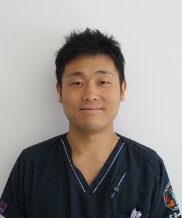 <p> 2週間でしたが、診療所・薬局・近隣施設・そして患者様に大変お世話になりました。
家庭医療学を実践しているこの診療所では、医師・看護師・薬剤師・技師・事務などみんなで協力していました。患者様ひいては地域のことをみんなで考えている姿が印象的でした。
人間として魅力的な人が集まっており、患者様に優しく、スタッフ間の雰囲気の良い場所でした。研修医の集まりを見ていただいてもわかるかと思います。
貴重な経験をありがとうございました。
今後も北海道の皆様の幸せを願っております。</p>