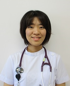 <p> 2日間という短い間でしたが、暖かく出迎えていただいて本当にありがとうございました。
昔から「田舎」での医療に興味はあったのですが、実際にその地に訪れて、そこで暮らす人々や診療所、診療所で働く先生方をはじめコメディカルの皆様にお会いし人柄に触れる事ができたのは、進路に悩む私にとってとてもいい経験になりました。
ずっと同じ医療機関にいるとそこでの常識に染まってしまいがちですが、今回は全く規模も環境も違う医療を目の当たりにして新しい視点を得ました。
寿都の夏はすぐに終わってしまうとのことですが、皆様お体に気を付けて、今後もご活躍ください。</p>