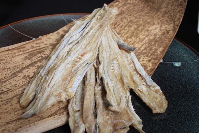 <p>日本海近海で獲れた新鮮な釣すけそうたらを加工し、他にはない独自の味付けで風味を引き出したオリジナルの一品。 そのままはもちろん、マヨネーズ、唐辛子をつけて食べてもおいしくいただけます。</p>