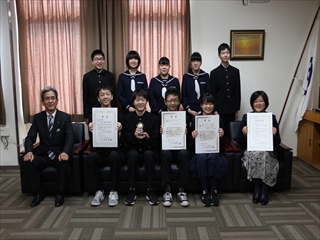 <p> 寿都中学校器楽部は「重奏の部」「合奏の部」の2部門に出場、重奏の部では銀賞を受賞、合奏の部では金賞を受賞し、さらに金賞受賞団体から特に優れた団体に贈られる最高賞「花村賞」を受賞されました。
3月27日には有田教育長へ、このたびの快挙と喜びの声を報告しました。
おめでとうございます。</p>