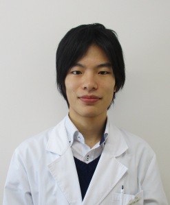 <p> この度は約1週間、寿都診療所で見学実習をさせていただきました。
病院内外に渡って様々な医療・保健活動の現場を見せていただき、医療の実際を知り将来への視点を明確にすることができたように思います。
見学中に驚いたのは、寿都の医療における視点の多様さと包括性です。様々な役割の方が連携して、様々なアプローチを組み合わせて全体像を形作っているように感じました。また各スタッフの意識が高くチームの一員としての自負心を持っていることと、スタッフ間の交流がとても活発なことにも驚きました。
今回の実習では本当に多くの発見があり、改めて自身のやるべきことや人と向き合うことの意味について考えることができました。実習を通じて得た発見や感覚を忘れず、将来自身が医療に携わることを目指して、勉学により励んでいきたいと思います。
今回お世話になった寿都診療所のみなさん、患者さん、その他全てのみなさん、この度は誠にありがとうございました。</p>