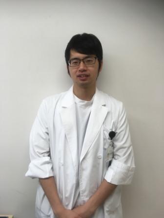 <p>寿都診療所での1ヶ月間は外来と訪問診療を主に研修させて頂きました。
外来では複数の生活習慣病を抱える患者さん、疾患のみならず様々な社会問題をもつ高齢者の診察やマネージメントをしっかり学べるいい機会でした。その後の指導医からの的確なフィードバックや自分自身の外来を振り返るビデオレビューでは自分自身では気づかないようなことも多かったように思います。
訪問診療では医師以外にも薬剤師、看護師、理学療法士の訪問にも同行することで患者さんに対して他職種で関わるアプローチがどのようなものか改めて知ることができました。実際に目で見ることで服薬アドヒアランスを向上させるための工夫や病院と自宅での患者さんの様子がどんなものなのか学ぶことができました。
わずか1ヶ月間と短い期間でしたが寿都診療所のスタッフには大変お世話になりました。ありがとうございました。
</p>