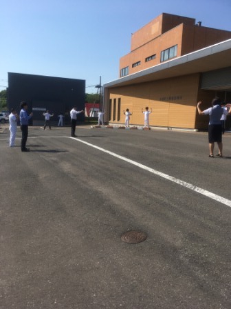 <p>毎週月曜日8時 ~ラジオ体操~
冬期間や天気が悪い日はリハビリ室で行っていますが、暖かい日は屋外で行っています。
入院患者様や外来通院されている患者様も体調をみながら参加してくださっています。</p>