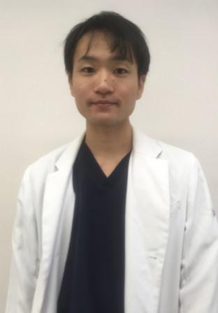 <p>寿都診療所で1ヶ月間地域研修をさせて頂きました。医学的な視点のみでなく、患者さんを取り巻く環境、背景まで考えるいい経験になりました。
普段は急性期疾患を診断、治療することに重きをおいた研修だったので、外来は自身の診療を振り返るいい機会にもなりました。
また訪問診療、訪問看護、訪問リハビリ、訪問薬局、ケアマネジャー、医療事務などさまざまな立場において働くことができたのは、なかなか経験できることではなく、これからの医師人生に大きく影響する学びになりました。
あっという間の1ヶ月間でしたが、この研修で得たことを今後の診療に活かし、よりよい医師になるよう研鑽していきたいと思います。
診療所のみなさん、役場の方、寿都町にお住まいの方には大変お世話になりました。本当にありがとうございました。
</p>