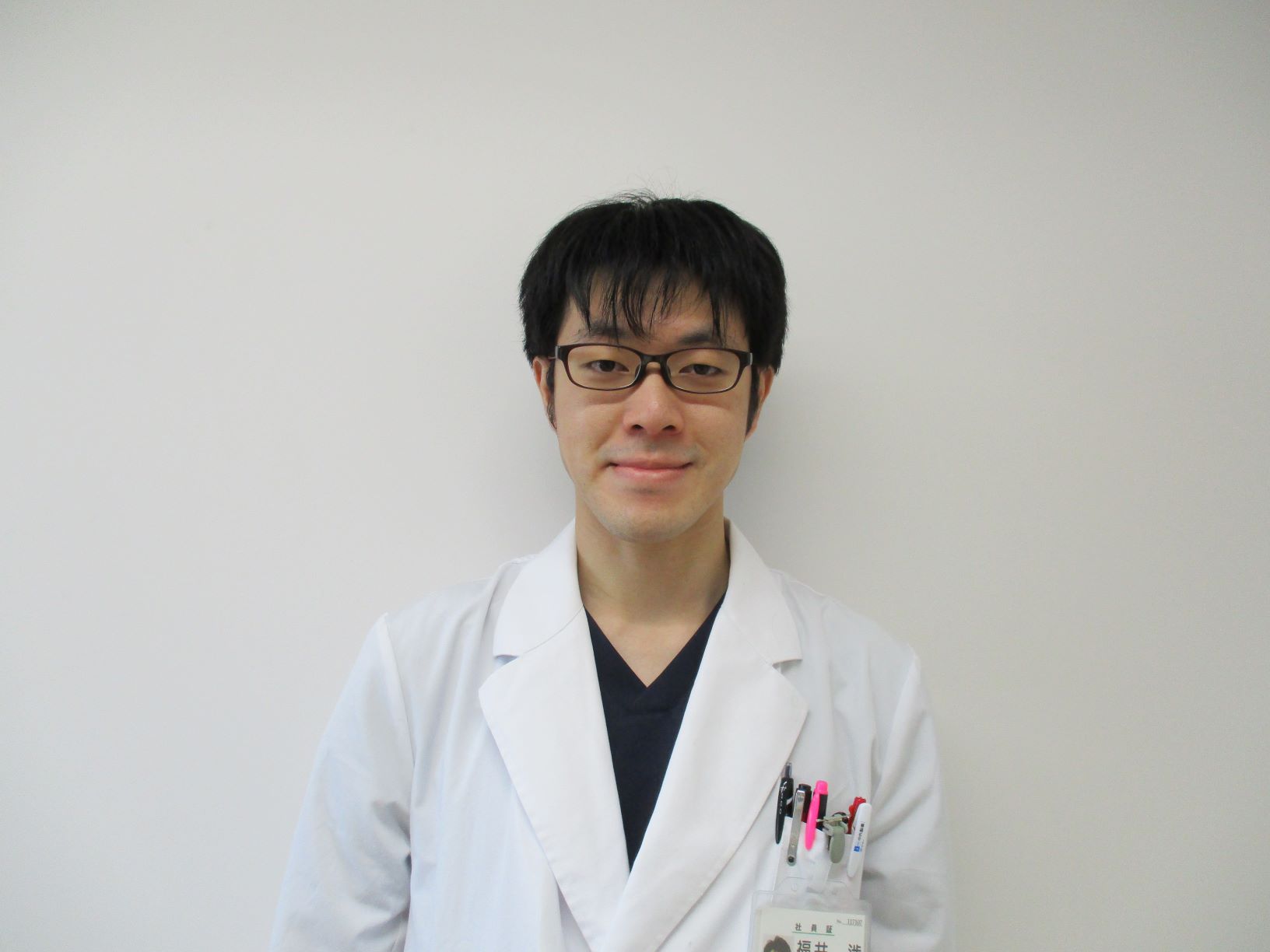 <p>寿都診療所での4週間は驚きの連続でした。京都では急性期疾患の診断・治療に重点を置き研修しておりましたが、寿都では医師を含め、スタッフ全員が患者さんの生活まで把握した診療をされていました。そのきめ細かい配慮や治療・サービスの質の高さには衝撃を覚えました。私達にとっての医療は患者さんの生活のほんの一部。このことを考え直す良い機会になったと思います。また薬局や役場、施設などの連携がとても密で、町全体が「守られている」という温かい雰囲気に満ちていると感じました。
寿都での研修を通して、「患者さんを診る」ということの本当の意味を肌で学べたと思います。研修を終えた今、「暮らすなら寿都みたいな所が良い」と心から思います。寿都診療所の皆様に恥ずかしくないように、今後とも精進して参りたいと思います。寿都の皆様、本当にありがとうございました。
</p>