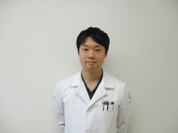 <p>2週間という短い期間でしたがお世話になりました。今回の研修では診療所の外来、訪問診療だけでなく、レントゲン撮影、訪問薬局、訪問リハビリ、小学校での授業、健康講座(認知症)、地域予防事業(まる元、脳活)の見学、ケアマネージャーとの同行、患者さん宅の設備調整、札幌への搬送(片道3時間)、CPAの対応、医療事務講義、診療所委員会年度末報告会など急性期〜慢性期、地域との関わり、診療所経営のノウハウまでたくさんの経験をさせていただきました。様々な場所、職種の方と触れ合い、それぞれの方が”患者さんが幸せになるように”という想いで医療を行なっているのを感じ、様々な視点から"人をみる"これこそが家庭医療のあるべき姿だなと思いました。私も家庭医を志しており、離島で唯一の医師として働く予定ですが、寿都診療所で感じたことを活かしながら地域の皆さんが幸せに暮らせるようにサポートしていけたらなと考えております。2週間とは思えないとても濃い、貴重な時間となりました。寿都のみなさまのますますのご発展をお祈り申し上げます。この度はありがとうございました。
</p>