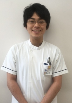 <p> 寿都診療所で1か月間研修させていただいて、家庭医療がただ何でも広く見るというのではなく患者さんの思いや期待をくみ取りながら診療を行っているものだと感じました。医学的な知識や技術があることは前提とし、その上で患者さん毎に最適な医療を提供するという姿勢はどの専門科でも必要なものだと学ぶことができました。
1日の終わりの振り返りでは医学的、家庭医療学的視点の両方からフィードバックがあり毎日ためになることばかりでした。また寿都診療所は医師だけでなく病院内外の関係するスタッフの多くが家庭医療の感覚をもって働いていることも印象的でした。たった1か月ですが非常に濃厚で、今後もずっと役に立つような経験をさせていただきました。
</p>